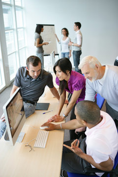 Groupe de jeunes adultes en formation professionnelle