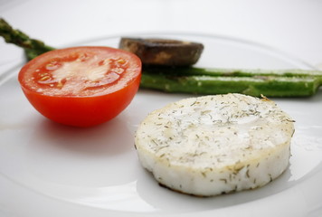 Medallón de merluza a la plancha con verduras