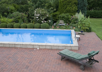 Pool im Garten mit Liege