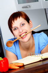 Junge Frau kocht