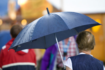 Person mit Regenschirm