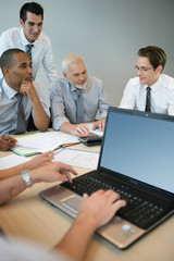 Fototapeta premium Groupe de jeunes adultes en formation commerciale