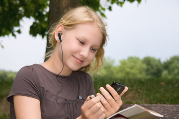 girl with mobilephone © Frank F. Haub