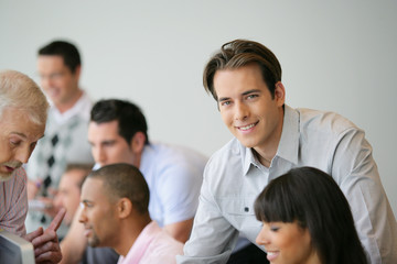 Fototapeta premium Portrait d'un jeune adulte en formation de groupe