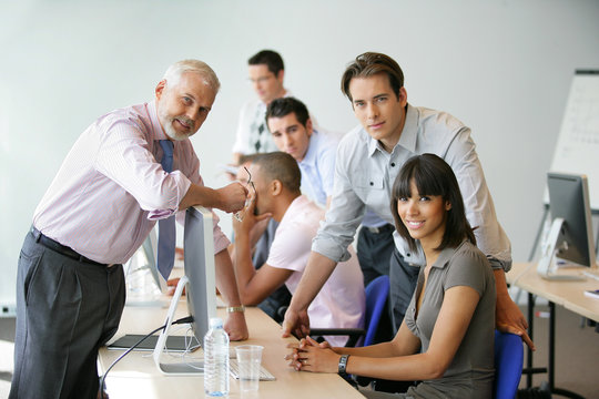 Groupe de jeunes adultes en formation commerciale