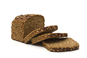 dunkles vollkornbrot mit scheiben, isoliert