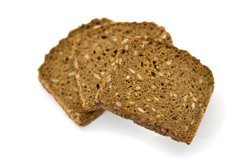 drei scheiben vollkornbrot isoliert auf weiss