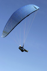 Gleitschirmflieger  auf der Wasserkuppe, Deutschland.|