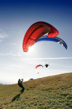Gleitschirmflieger auf der Wasserkuppe, Deutschland.