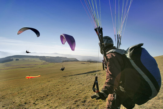 Gleitschirmflieger auf der Wasserkuppe, Deutschland.