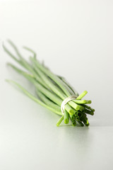 Obraz premium ein Bund Schnittlauch frisch aus dem Garten