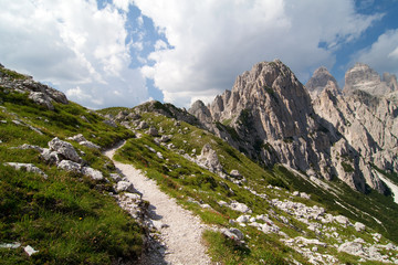 Fototapeta premium Wanderweg in den südtiroler Alpen