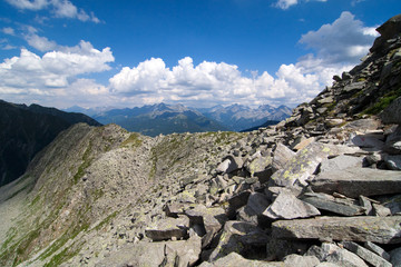 Wanderweg in den südtiroler Alpen