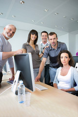 Groupe de stagiaires et formateur en formation informatique