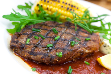 Rib Eye Steak mit Rucola Salat,Mais