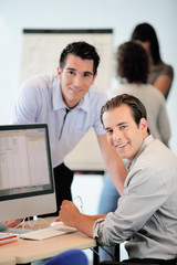 Obraz premium Groupe de jeunes gens en formation professionnelle