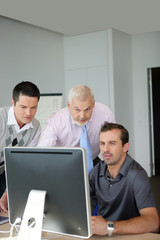 Portrait d'hommes au bureau devant un ordinateur