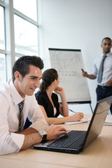 Réunion commerciale au bureau