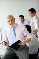 Portrait d'un chef d'entreprise dans une salle de formation