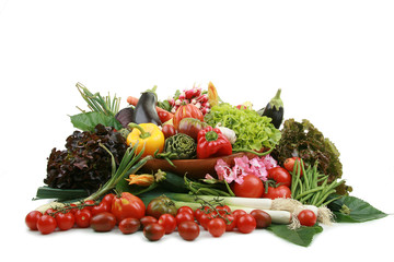 légumes, tas de légumes isolés sur fond blanc