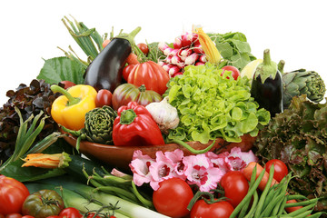 tas de légumes sur fond blanc