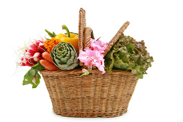 panier de légumes sur fond blanc