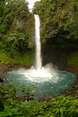 Fototapeta na wymiar Wodospad w Kostaryce