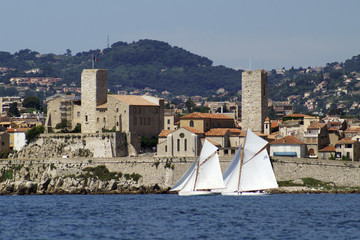 klassische Yachten vor der Altstadt von Antibes