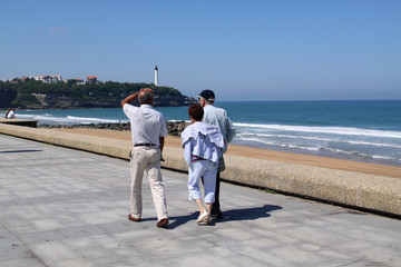groupe de personnes en train de marcher