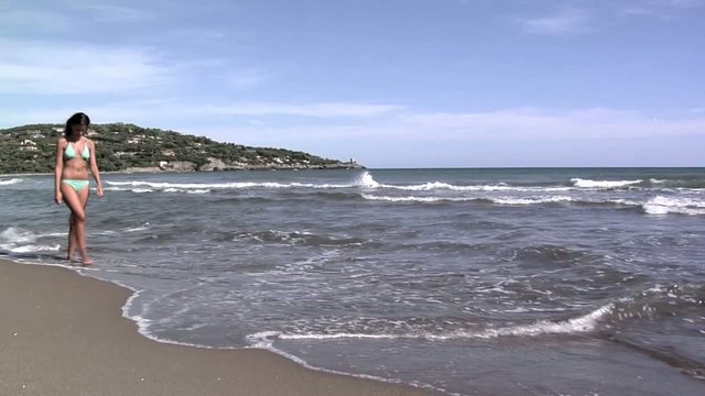 passeggiata su una spiaggia toscana