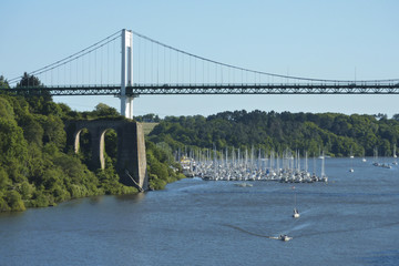 Port de la Roche Bernard sous le pont suspendu