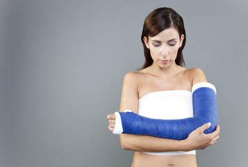 Fototapeta premium Frau mit gebrochenem Arm