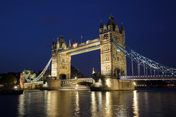 Fototapeta na wymiar Tower Bridge z północnym brzegu na zmierzchu, Londyn, UK