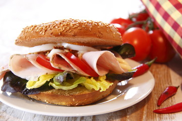 Bagel mit Braten