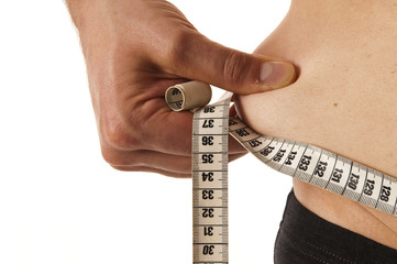 Mann mit Speckrolle und Maßband am Bauch