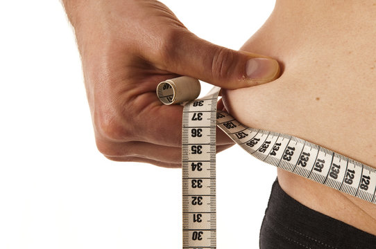 Mann mit Speckrolle und Ma&szlig;band am Bauch