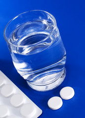 Glas Wasser mit Arzneimittel