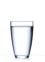 reines wasser im glas