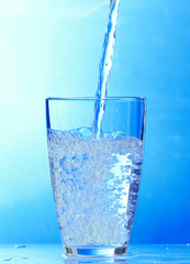reines wasser wird in ein glas gegossen
