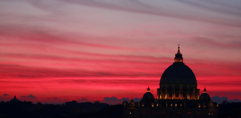 Coucher de soleil rose à Rome Italie