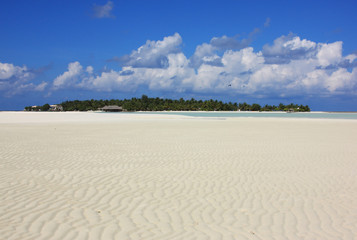 plage déserte et marée basse