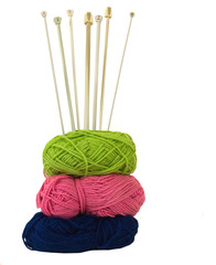 VARIOUS SIZES OF NEEDLES WITH WOOL