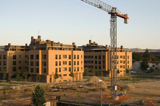 grua de obra y edificios