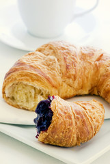 Croissant mit Marmelade