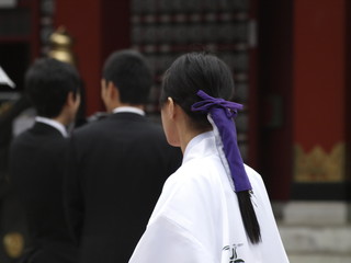 Fototapeta na wymiar Monja en santuario sintoista en Japon
