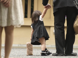 Niña cansada en boda sintoista en Tokio