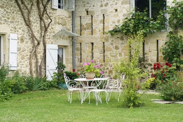 Tuinposter salon de jardin dans un cadre bucolique   02 © chris32m