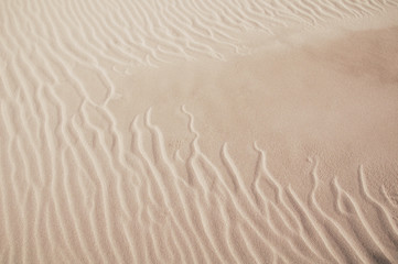 Strandsand in natürlicher Wellenform
