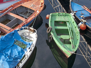 Fototapeta na wymiar Ruderboote im Hafen von Bueu, Spanien