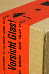Paket mit Aufkleber Vorsicht Glas